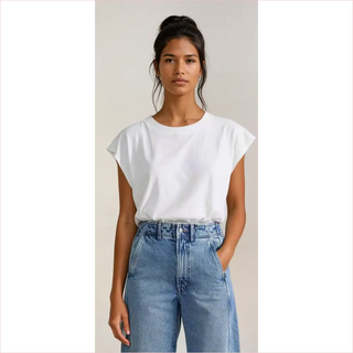 T-shirt basic girocollo bianco in cotone con maniche arrotolate e jeans vita alta