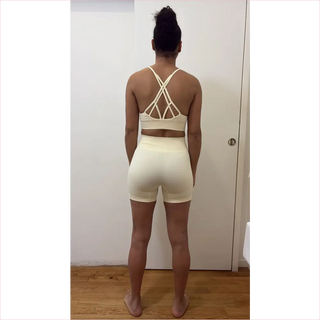Crema bubble gum bra sportiva aderente con design incrociato sulla schiena in tessuto elasticizzato