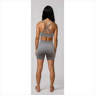 Set bubble gum grigio effetto seconda pelle con reggiseno a incrocio sulla schiena e pantaloncini vita alta