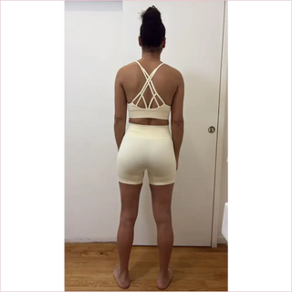 Crema bubble gum bra sportiva aderente con design incrociato sulla schiena in tessuto elasticizzato