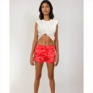 Cameo running shorts con stampa mimetica rossa e top bianco estivo casual