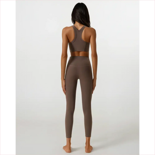 Set fitness comfy con leggings verde oliva seamless, cintura in pelle marrone e top racerback