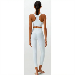 Set bianco atletico comfy fitness con top racerback e leggings alti