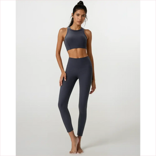 Set comodo fitness in leggings grigie seamless e crop top racerback, modello Lululemon Align