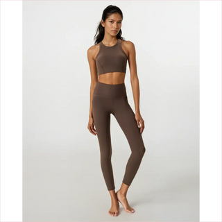 Set abbigliamento fitness comodo con leggings marroni seamless e top racerback modello Lululemon Align