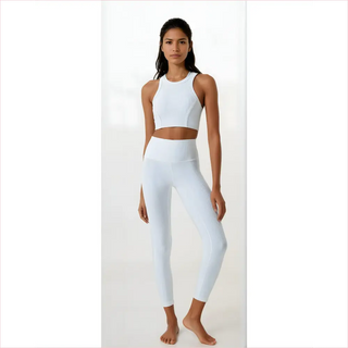 Set fitness comodo con leggings bianche vita alta e design moderno