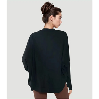 Coprispalle nero oversize con maniche a pipistrello e orlo asimmetrico