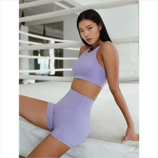 Set da allenamento seamless in lavanda con reggiseno sportivo e shorts a vita alta, design halter back