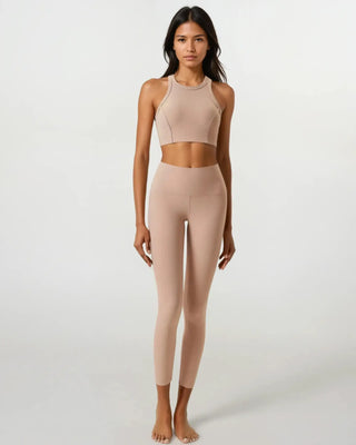 Leggings senza cuciture color carne con design a vita alta e spalline sottili.