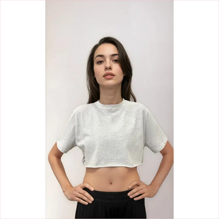 Maglietta crop top loose bianca in pizzo con maniche corte e scollo rotondo