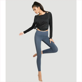 Maglietta loose t-shirt nera a maniche lunghe con crop top e leggings navy