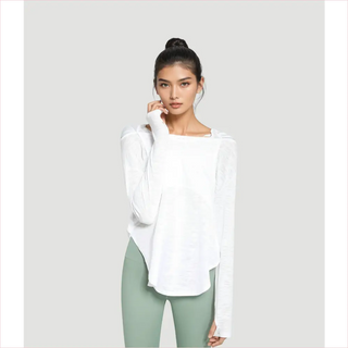 Maglietta oversize bianca con maniche lunghe, orlo asimmetrico e lacci ai polsi