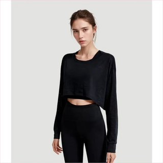 Maglia crop loose nera con maniche lunghe e polsini a costine