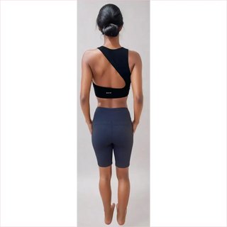 Reggiseno sportivo nero con cutout e short con tasche vita alta