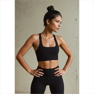 Racerback crop top nero atletico con spalline sottili e scollo quadrato