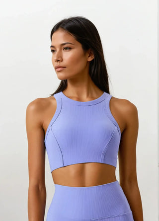 Reggiseno sportivo in lavanda con design a reggiseno a Y e scollatura alta.