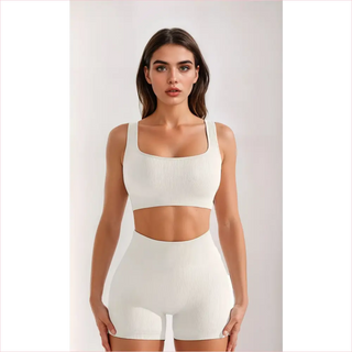 Set coordinato Ribbed Snugged bianco a costine con shorts vita alta