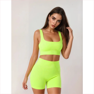 Set neon verde a costine Snugged Set con scollatura quadrata e shorts alti