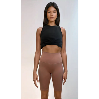 Shorts biker super: top nero crop collo alto con leggings marroni e fascia vita