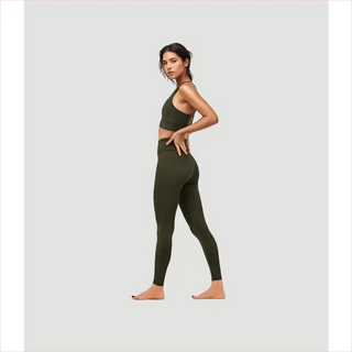 Leggings seamless verde oliva con accenti neri e top racerback morbidi vita alta