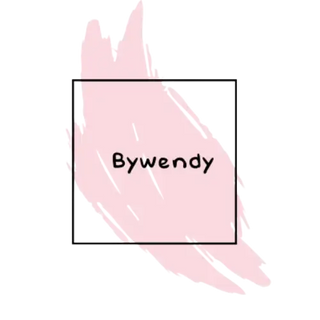 Sottobicchiere in marmo rosa con testo ’bywendy’ in nero