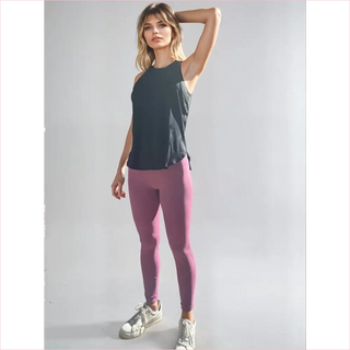 Leggings supermesh in lavanda con texture a costine e sneakers bianche