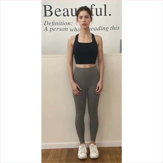 Reggiseno sportivo nero con sneakers bianche e supermesh leggings verde oliva