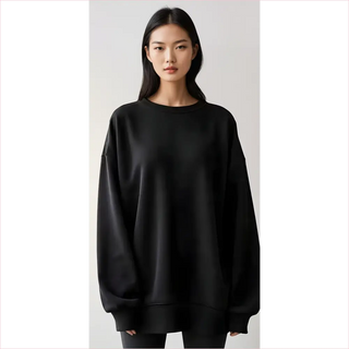 Il maglione boyfriend oversize nero con maniche a palloncino e polsini a costine