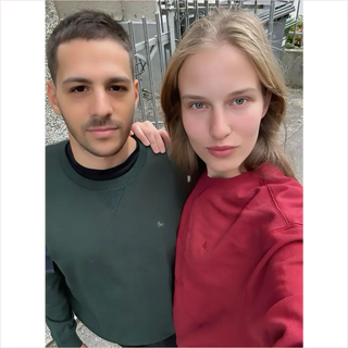 Maglia boyfriend rossa in cotone con bottoni bianchi e polsini a costine