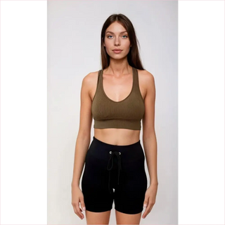 Original crop top in verde oliva a costine con shorts neri con coulisse