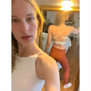 Canotta bianca con spalline e collana d oro Real Crisscross Top