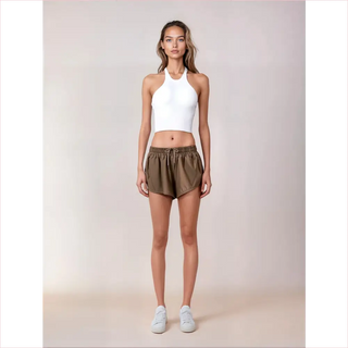 Shorts da corsa United in verde oliva con sneakers bianche e top bianco