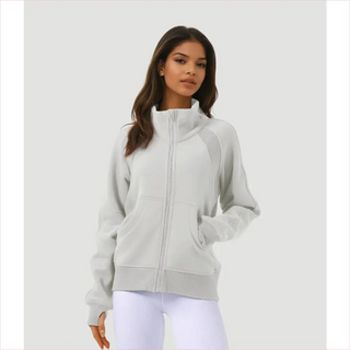 Maglia Boston sweater grigia chiara con zip, maniche raglan e pantaloni bianchi